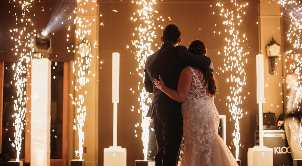 DJ Mixer ve Dans Eden Misafirler